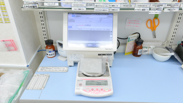 スギ薬局　白子店の調剤器具