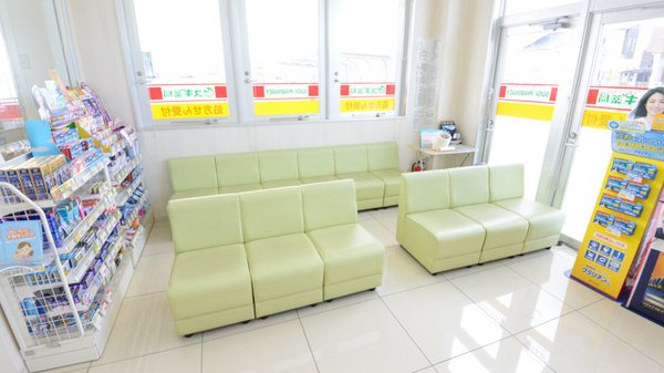 スギ薬局　白子店の待合スペース