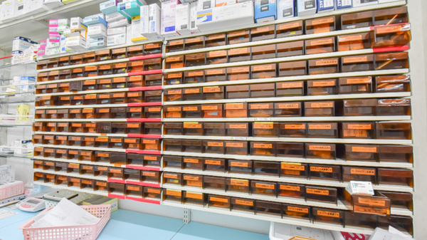 スギ薬局　長岡天神店の薬棚