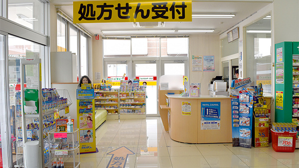 スギ薬局　岩津店の入口