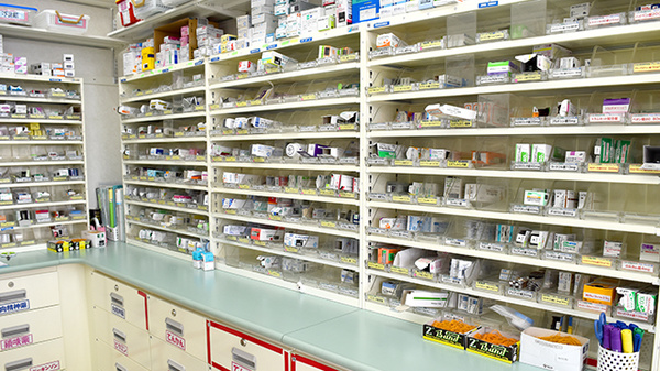 スギ薬局　岩津店の薬棚