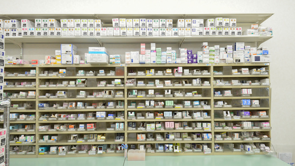 スギ薬局　岐阜都通店の薬棚