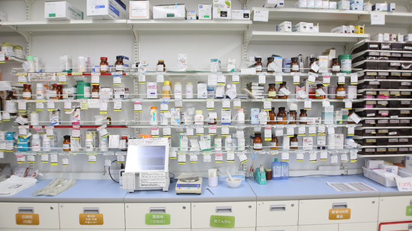 スギ薬局　吉良店の薬棚