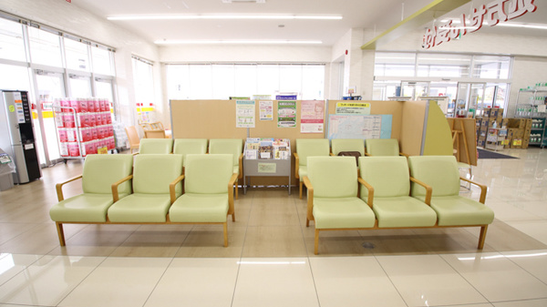 スギ薬局　吉良店の待合スペース