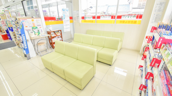 スギ薬局　ことぶき店の待合スペース