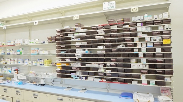 スギ薬局　東御幸店の薬棚