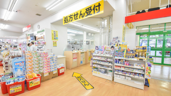 スギ薬局　メグリア朝日店の入口