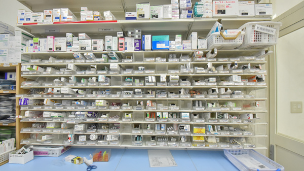 スギ薬局　メグリア朝日店の薬棚