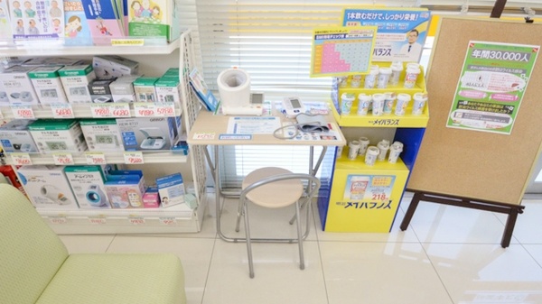 スギ薬局　前後店の血圧計