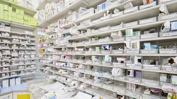 スギ薬局　前後店の薬棚