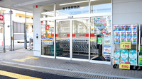 スギ薬局　南千里駅前店の入口