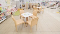 スギ薬局　東大友店の待合スペース