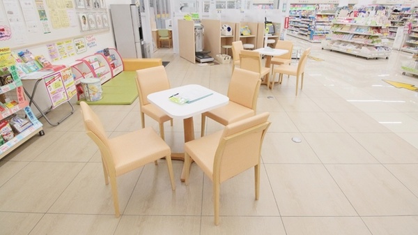 スギ薬局　東大友店の待合スペース