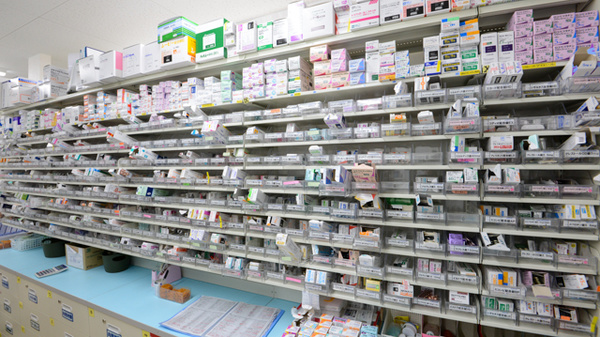 スギ薬局　梅津調剤店の薬棚