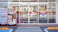 スギ薬局　奈良王寺店の入口