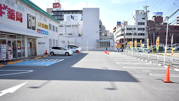 スギ薬局　奈良王寺店の駐車場