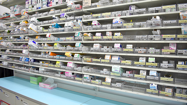スギ薬局　奈良王寺店の薬棚