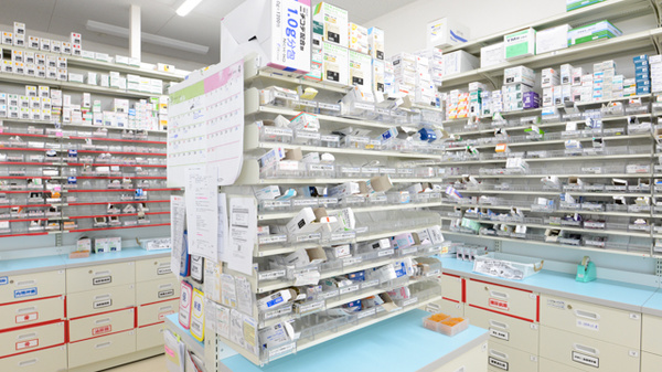 スギ薬局　宇治徳洲会病院前店の薬棚