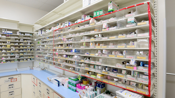 スギ薬局　乙川店の薬棚