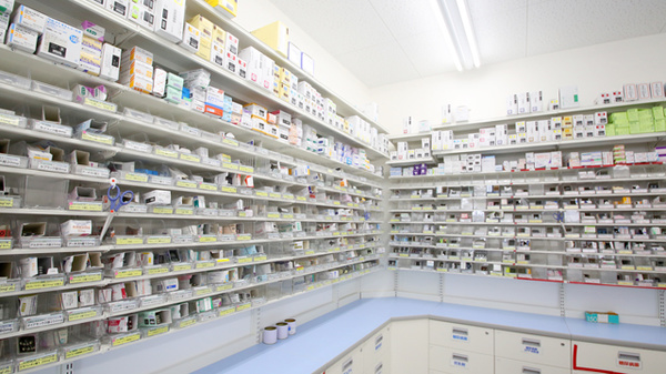 スギ薬局　幡豆店の薬棚