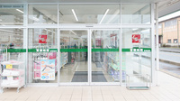 スギ薬局　牟呂店の入口