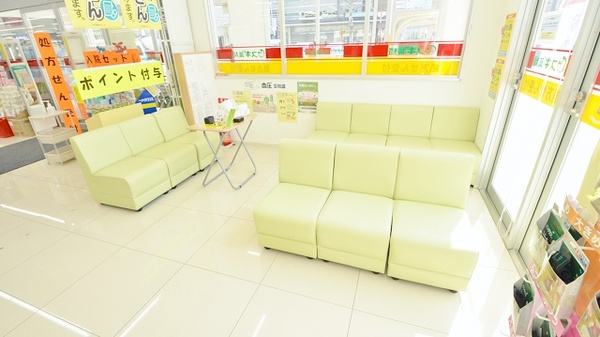 スギ薬局　岐阜駅西店の待合スペース