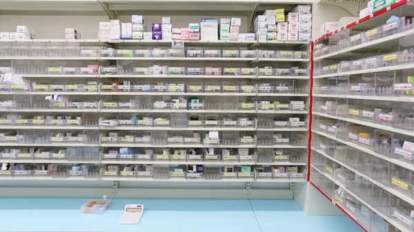 スギ薬局　南塚口店の薬棚