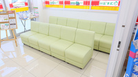 スギ薬局　南塚口店の待合スペース