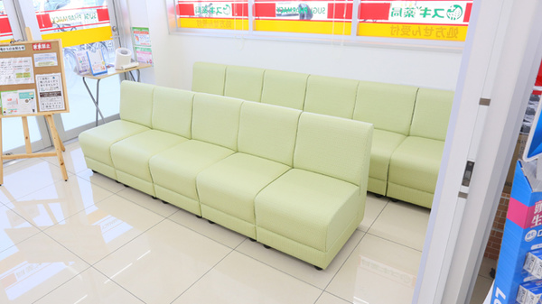 スギ薬局　南塚口店の待合スペース