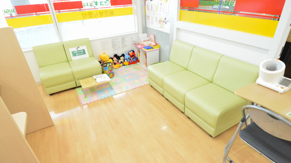 スギ薬局　茜部店の待合スペース