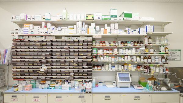 スギ薬局　御津店の薬棚