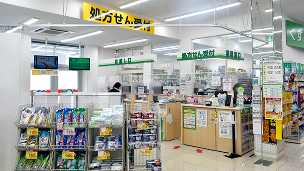 スギ薬局　西大路店の入口