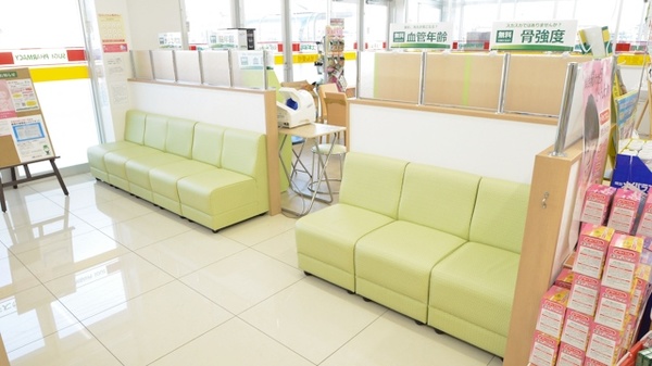 スギ薬局　松阪川井町店の待合スペース