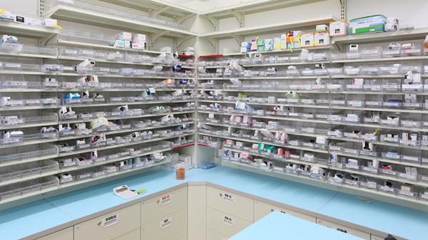 スギ薬局　富田林若松店の薬棚