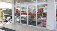 スギ薬局　富田林若松店の入口