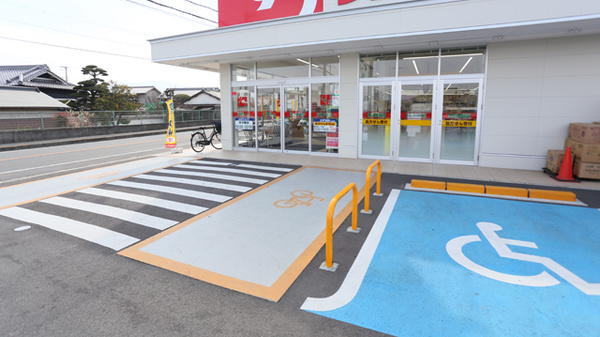 スギ薬局　富田林若松店の駐輪場