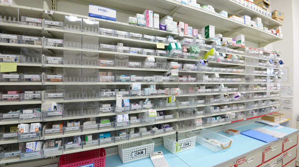 スギ薬局　寝屋川成美店の薬棚