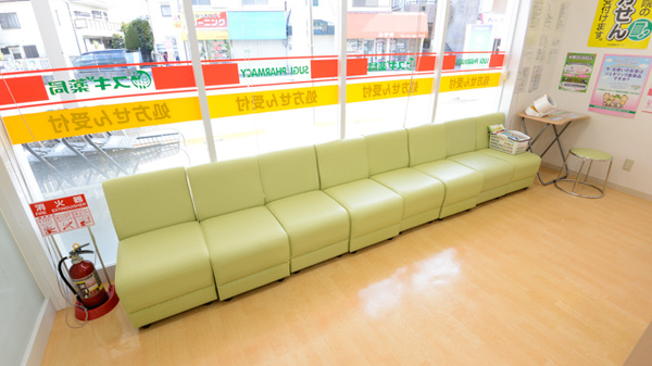 スギ薬局　寝屋川成美店の待合スペース