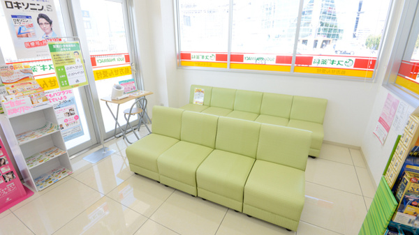スギ薬局　北花田店の待合スペース