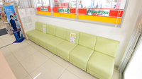 スギ薬局　茨木上穂積店の待合スペース