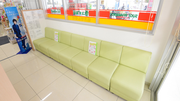 スギ薬局　茨木上穂積店の待合スペース