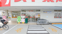 スギ薬局　茨木上穂積店の入口