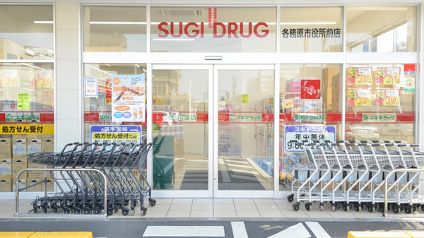 スギ薬局　各務原市役所前店の入口