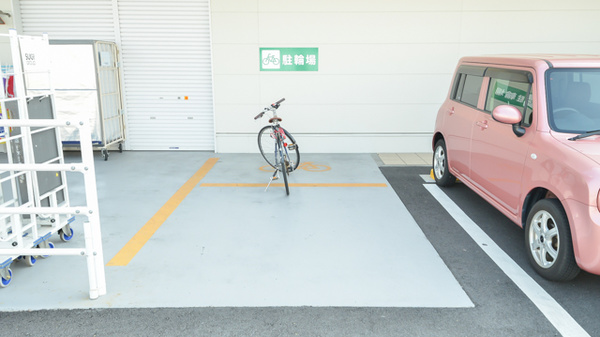スギ薬局　各務原市役所前店の駐輪場