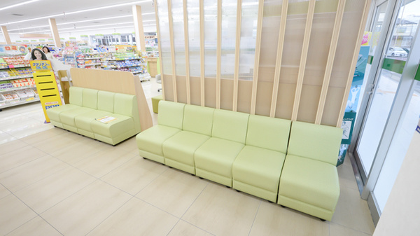 スギ薬局　有楽店の待合スペース