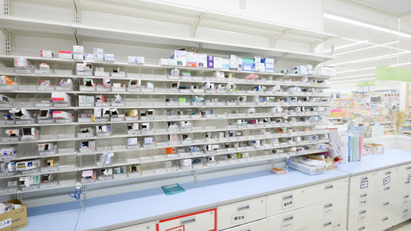 スギ薬局　有楽店の薬棚