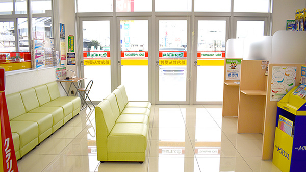 スギ薬局　岸和田上松店の待合スペース