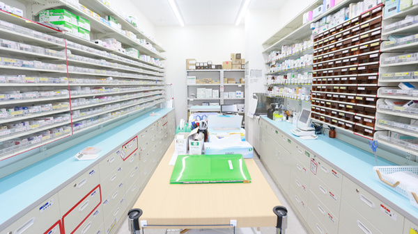 スギ薬局　学園前南店の調剤室
