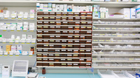 スギ薬局　学園前南店の薬棚
