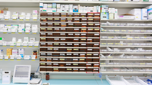 スギ薬局　学園前南店の薬棚